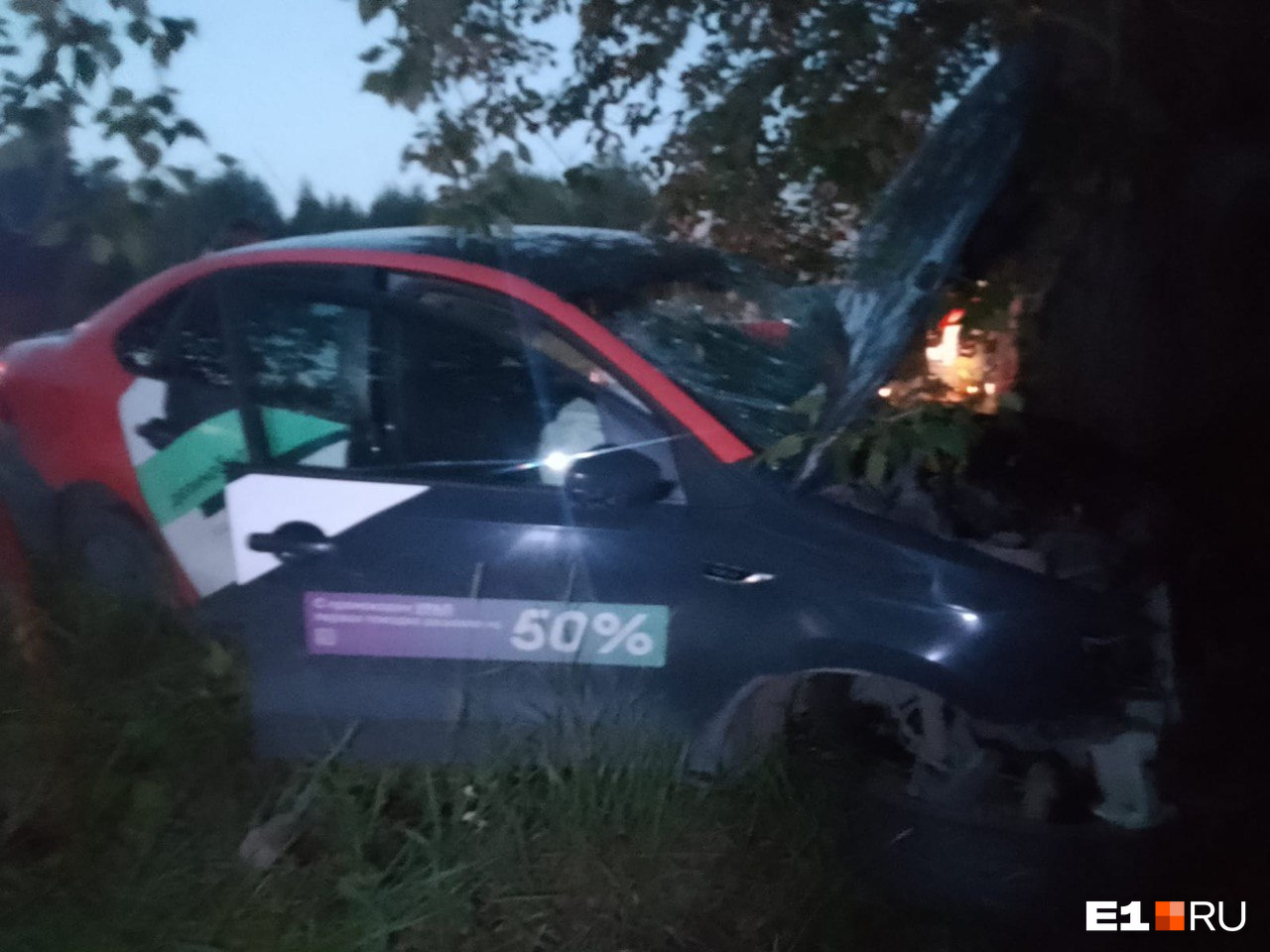 «В машине были подростки». Под Екатеринбургом каршеринговый автомобиль вылетел с дороги в дерево