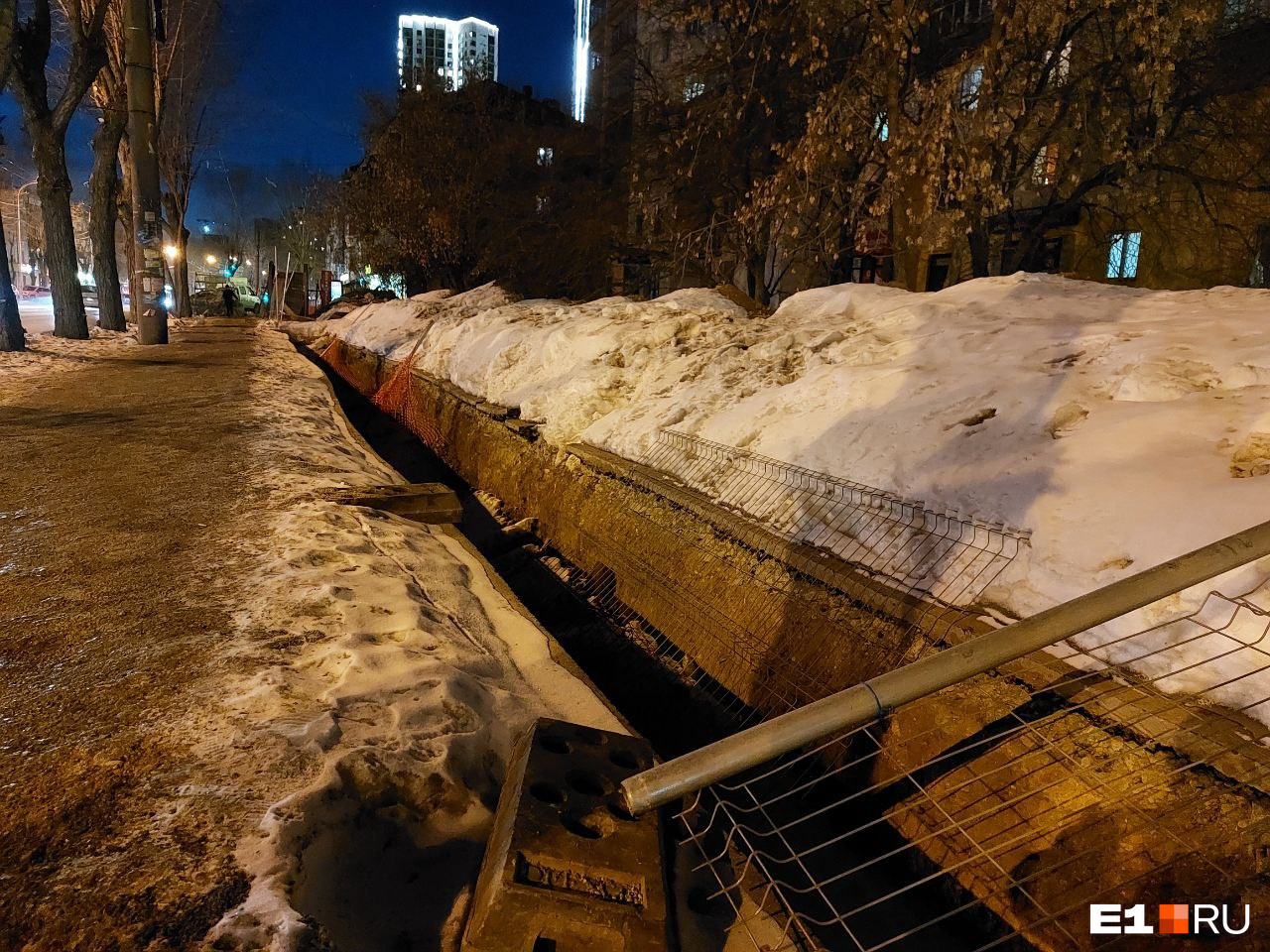 «Ловушка для пешеходов»: в Екатеринбурге рабочие вырыли страшную яму рядом со скользким тротуаром