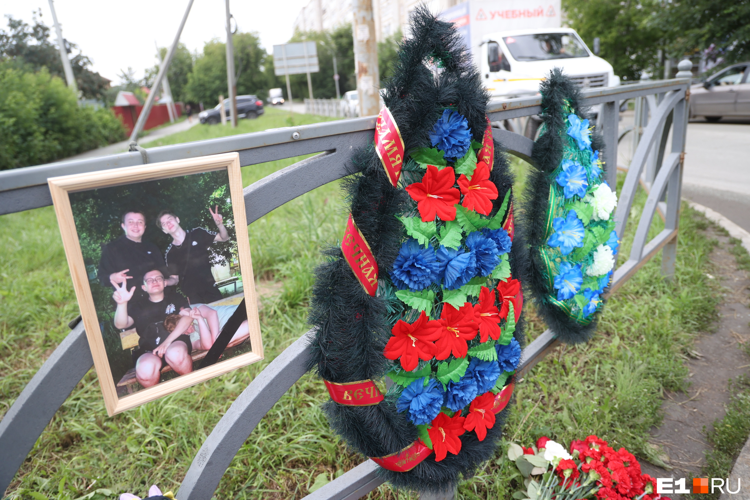 Несут венки и сигареты. В Екатеринбурге на месте ДТП, где погибли четыре друга, появился мемориал