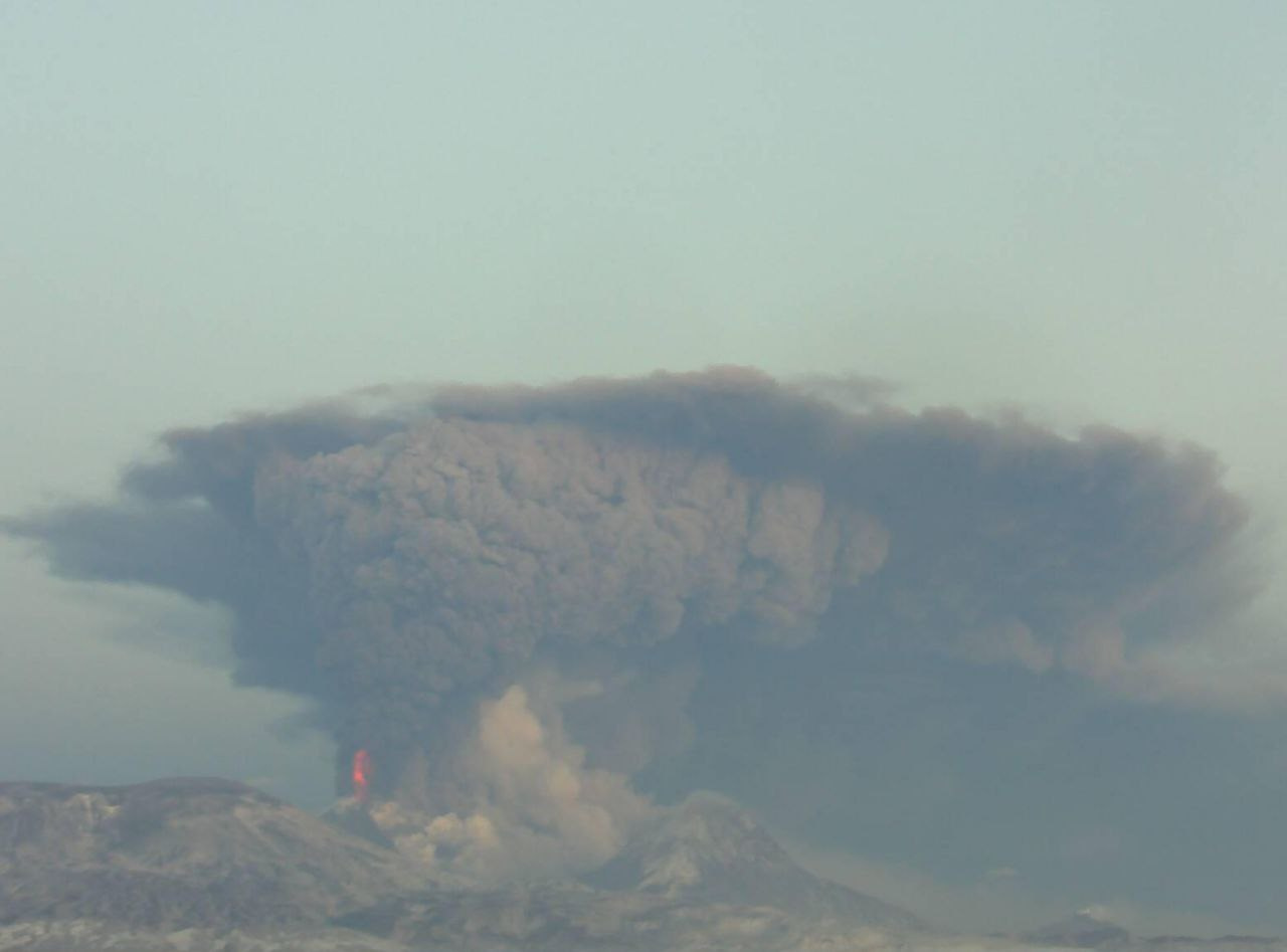 Извержение вулкана Ключевской: выброс на 13 км, дрожание растёт, из-за грязекаменных потоков закрыта дорога