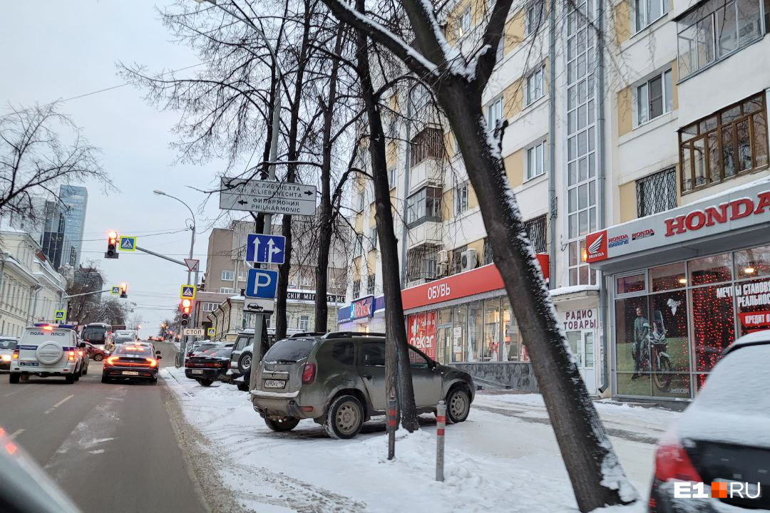 На оживленном перекрестке в центре Екатеринбурга повесили странные знаки. Они противоречат друг другу