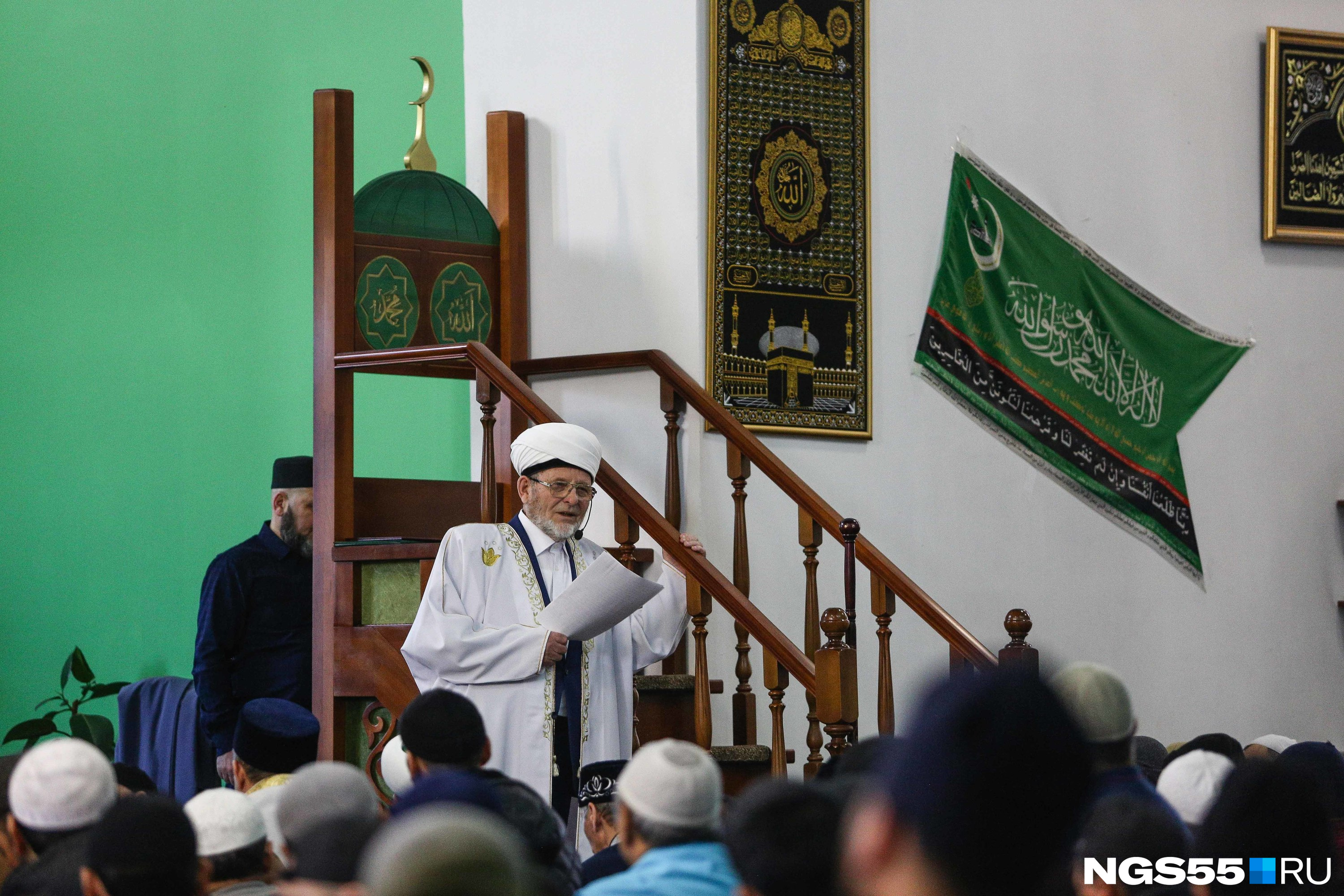 Кстати, сегодня в мечеть с поздравлениями приезжал врио губернатора Виталий Хоценко, но мы его не застали