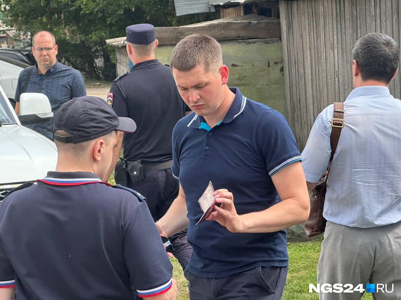 Сотрудник полиции в штатском снимал участников схода на видео Сотрудник полиции в штатском снимал участников схода на видео