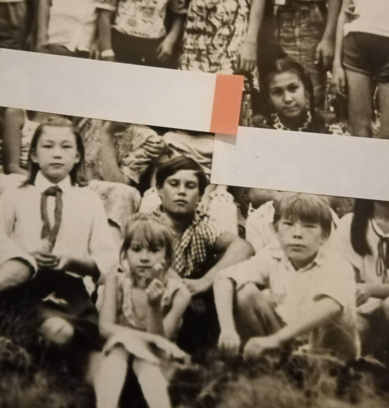Алена (слева в нижнем ряду) и Анатолий (справа на корточках) в детстве