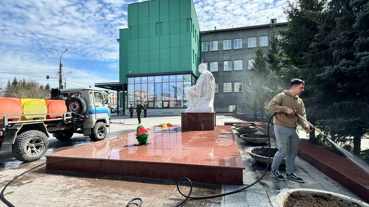 «Хотелось самому взять лопату»: мэр Новосибирска раскритиковал уборку улиц в Октябрьском районе