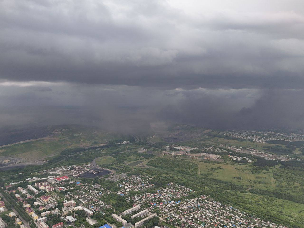 «Нечем дышать из-за пыли»: штормовой ветер в Кузбассе вырывает деревья с асфальтом — смотрим, что натворила стихия