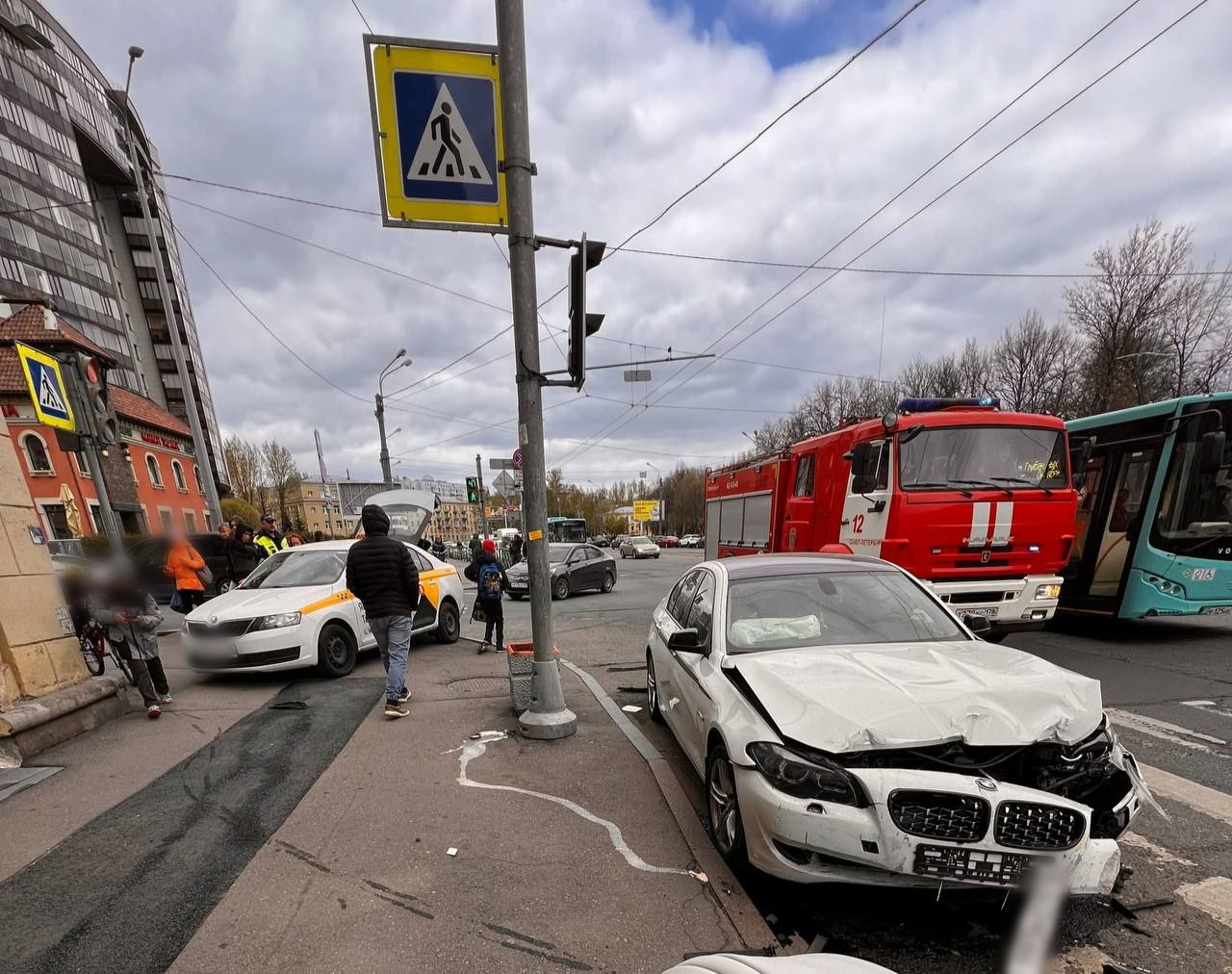 Такси вылетело на тротуар после жесткого ДТП с «БМВ» на перекрестке Перевозного и Новочеркасского
