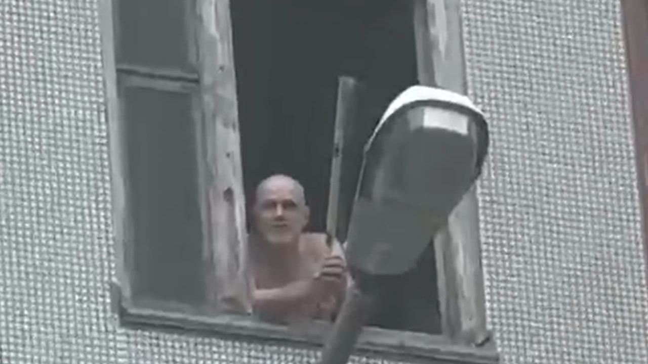 Новосибирец запустил фейерверк из окна квартиры — жильцы говорят, что он целился в машины