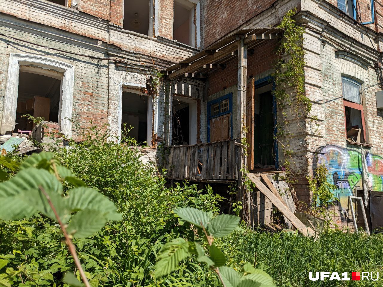 Голые окна, граффити, отсутствие лестниц... Выглядит это печально