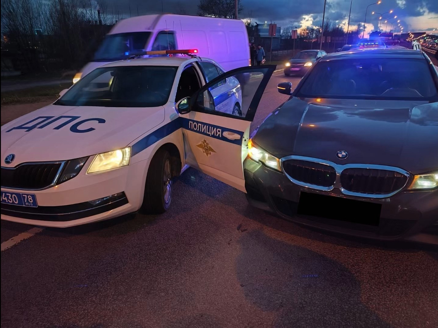 Видео полицейской погони за школьником на BMW на Октябрьской набережной в  Петербурге - 5 мая 2023 - ФОНТАНКА.ру