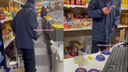 «Умоляю, вызовите полицию»: избитый мужчина с ножом ворвался в супермаркет в Приморье — видео
