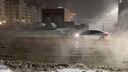 «Проехался — теперь тачка не тормозит»: улицу Большевистскую затопило водой — видео с рекой на дороге