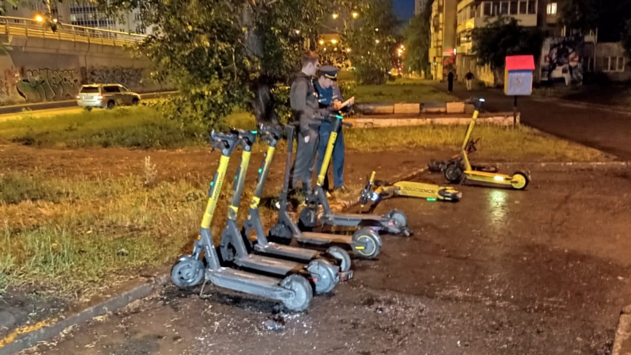 «Народный мститель»: в Екатеринбурге среди ночи подожгли стоянку с электросамокатами