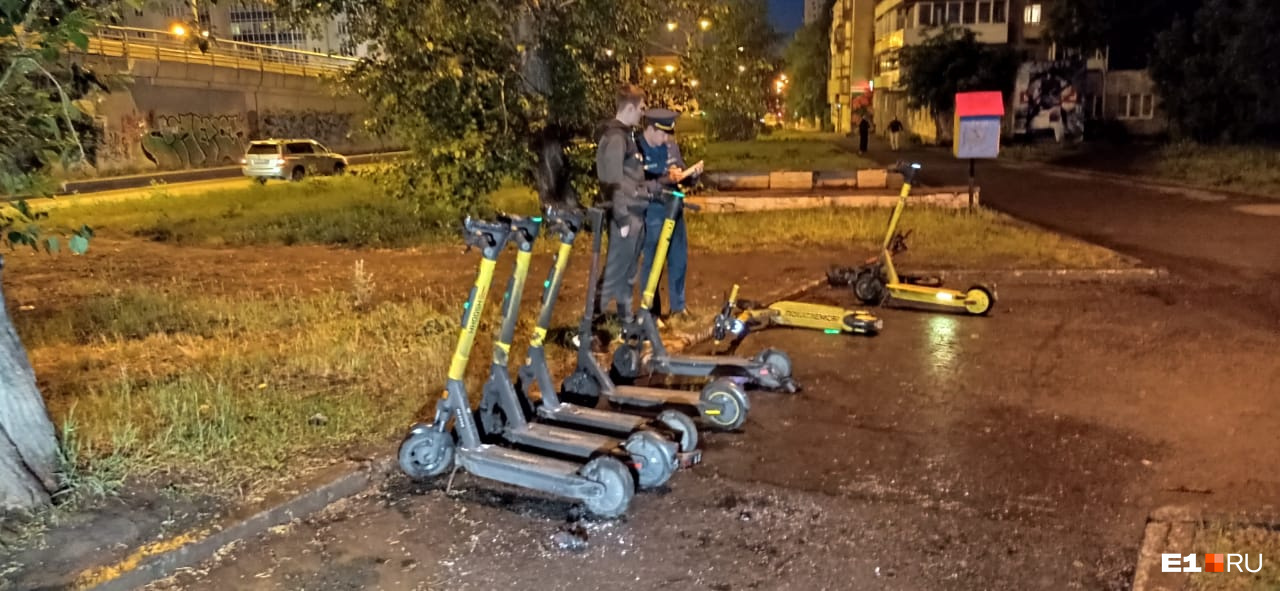 «Народный мститель»: в Екатеринбурге среди ночи подожгли стоянку с электросамокатами