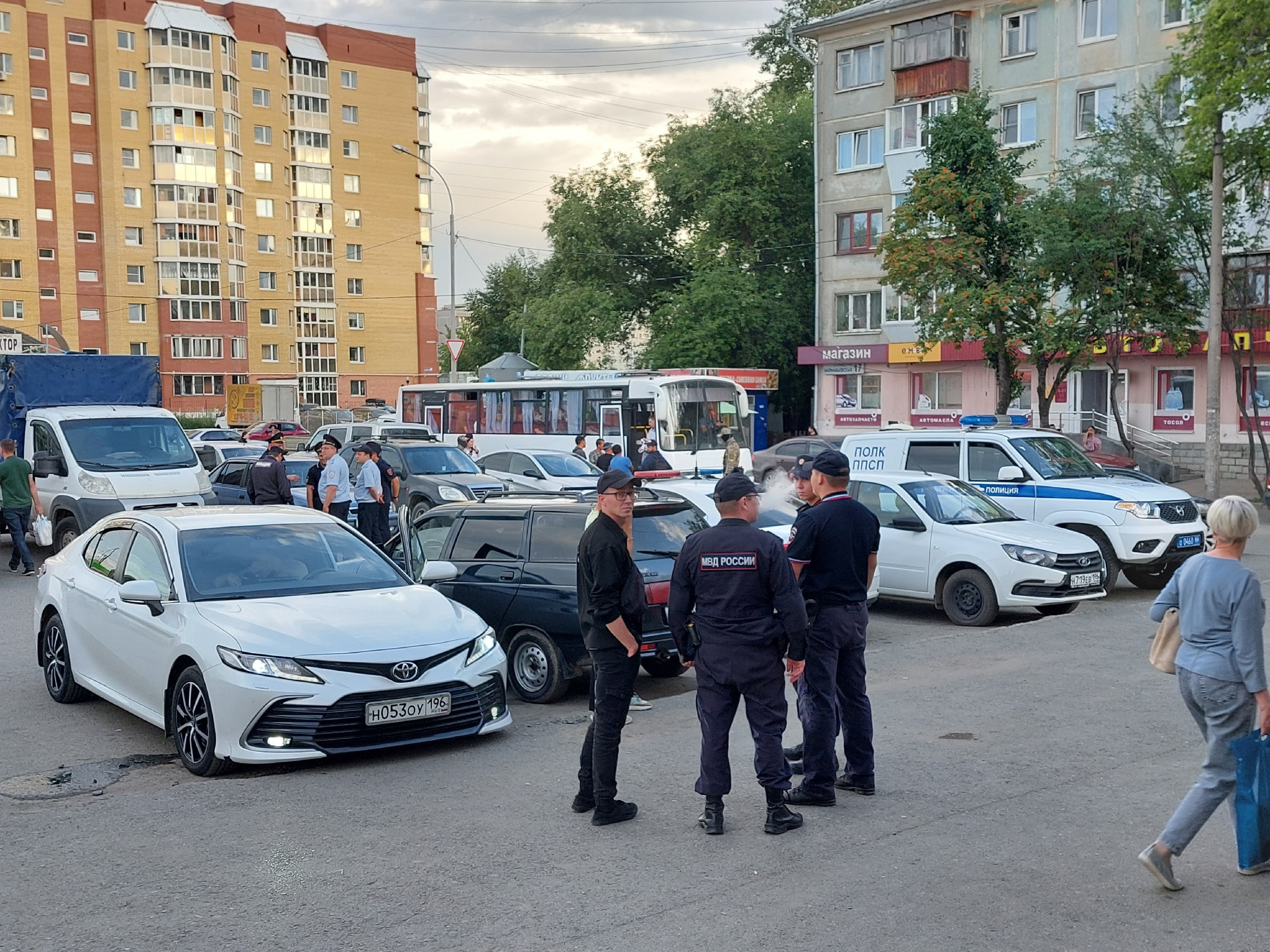 «Полный автобус уже набрали»: на Сортировку съехались полиция и ОМОН