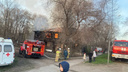 Пожарные машины и толпа зевак: на Сухой Самарке загорелся дом