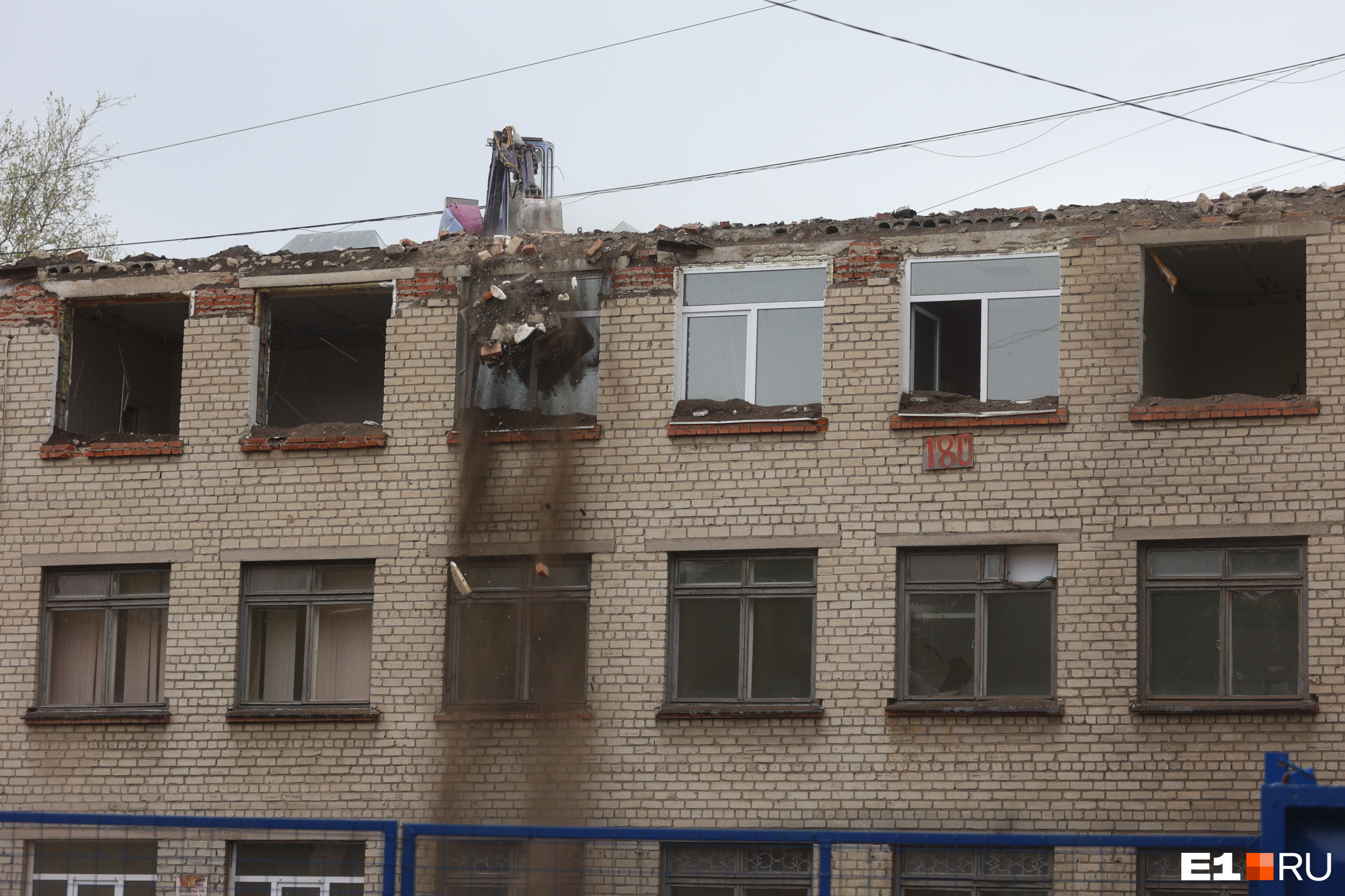 В центре Екатеринбурга начали сносить трехэтажное здание. Что тут появится?