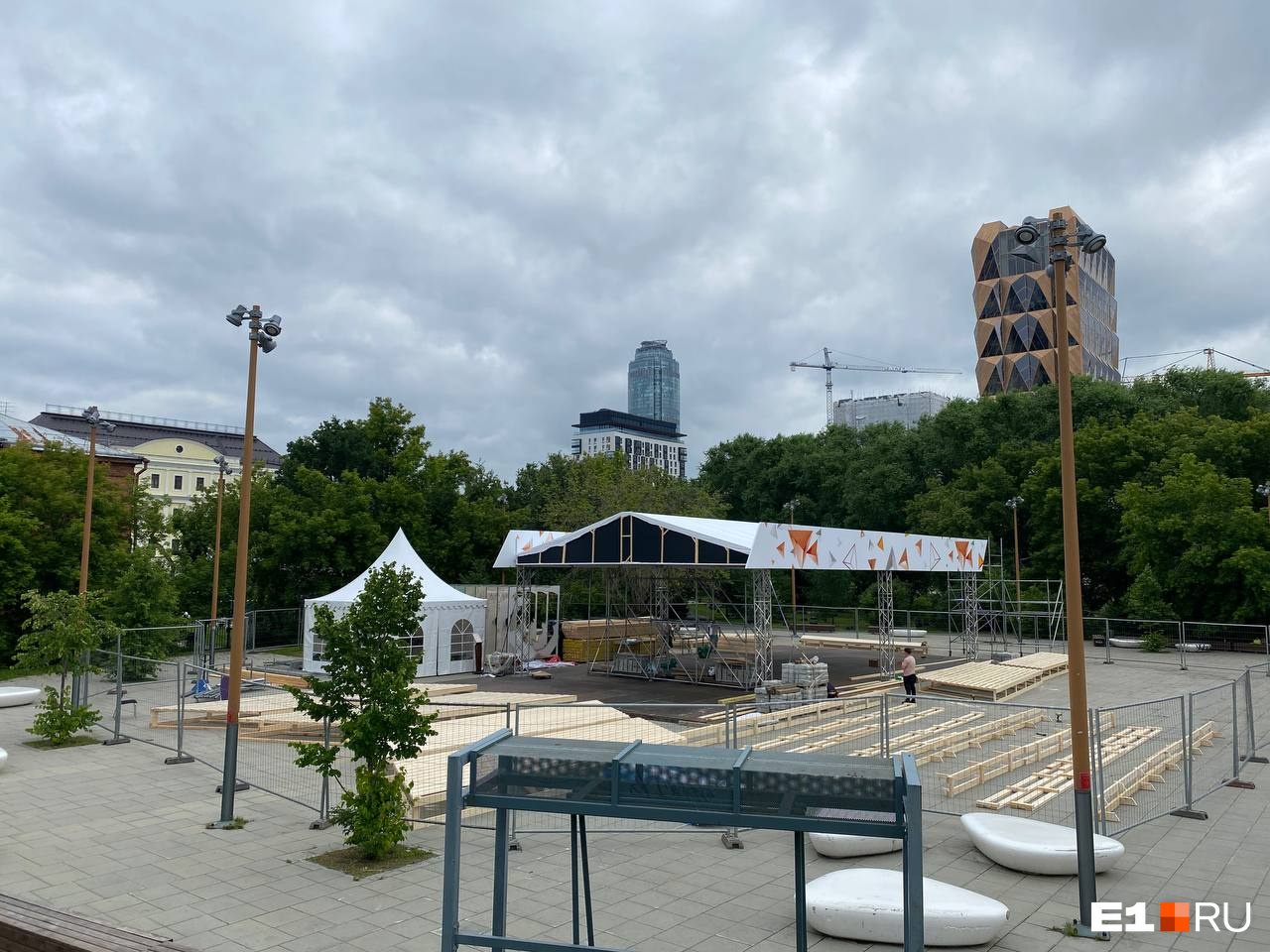 В центре Екатеринбурга появился кинотеатр под открытым небом