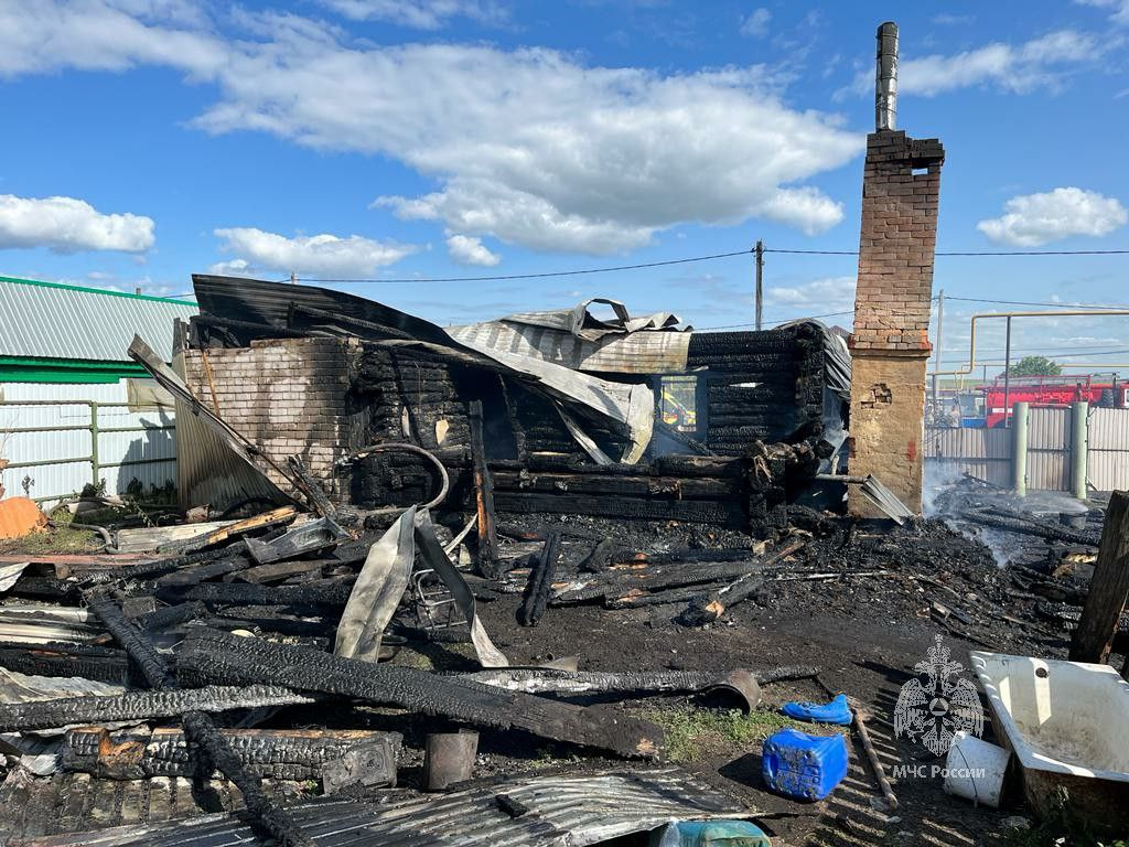 В Татарстане сгорел дом, а с ним — семь человек, включая четверых детей. Мать успела выбежать