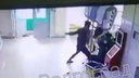 Отметелил руками и ногами: под Волгоградом <nobr class="_">34-летний</nobr> мужчина жестоко избил пенсионерок в магазине — видео