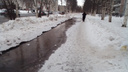 В Архангельске затопило тротуар: что известно об аварии и когда ее устранят