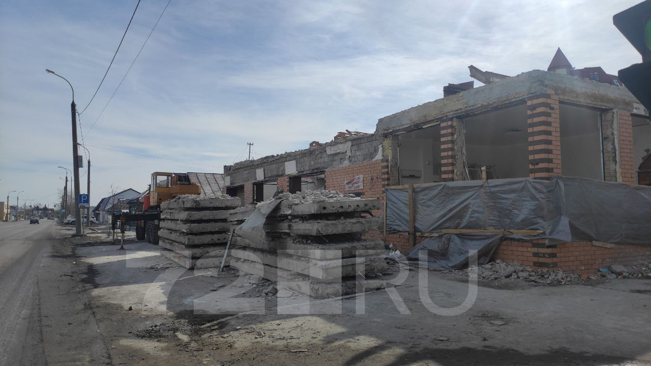 В Тюмени сносят здание автомойки и СТО. Администрация судилась с предпринимателем