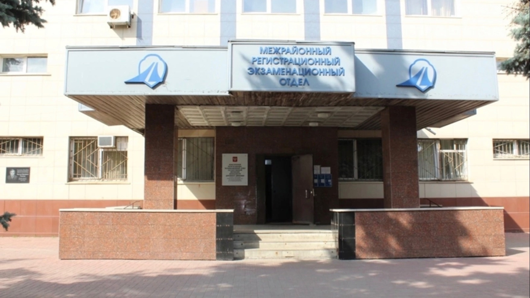 Регистрационные подразделения ГИБДД в Челябинской области приостановили работу