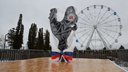 «И как его облизывать в такой мороз?»: в центре Волгограда установили 350-килограммового сказочного петуха