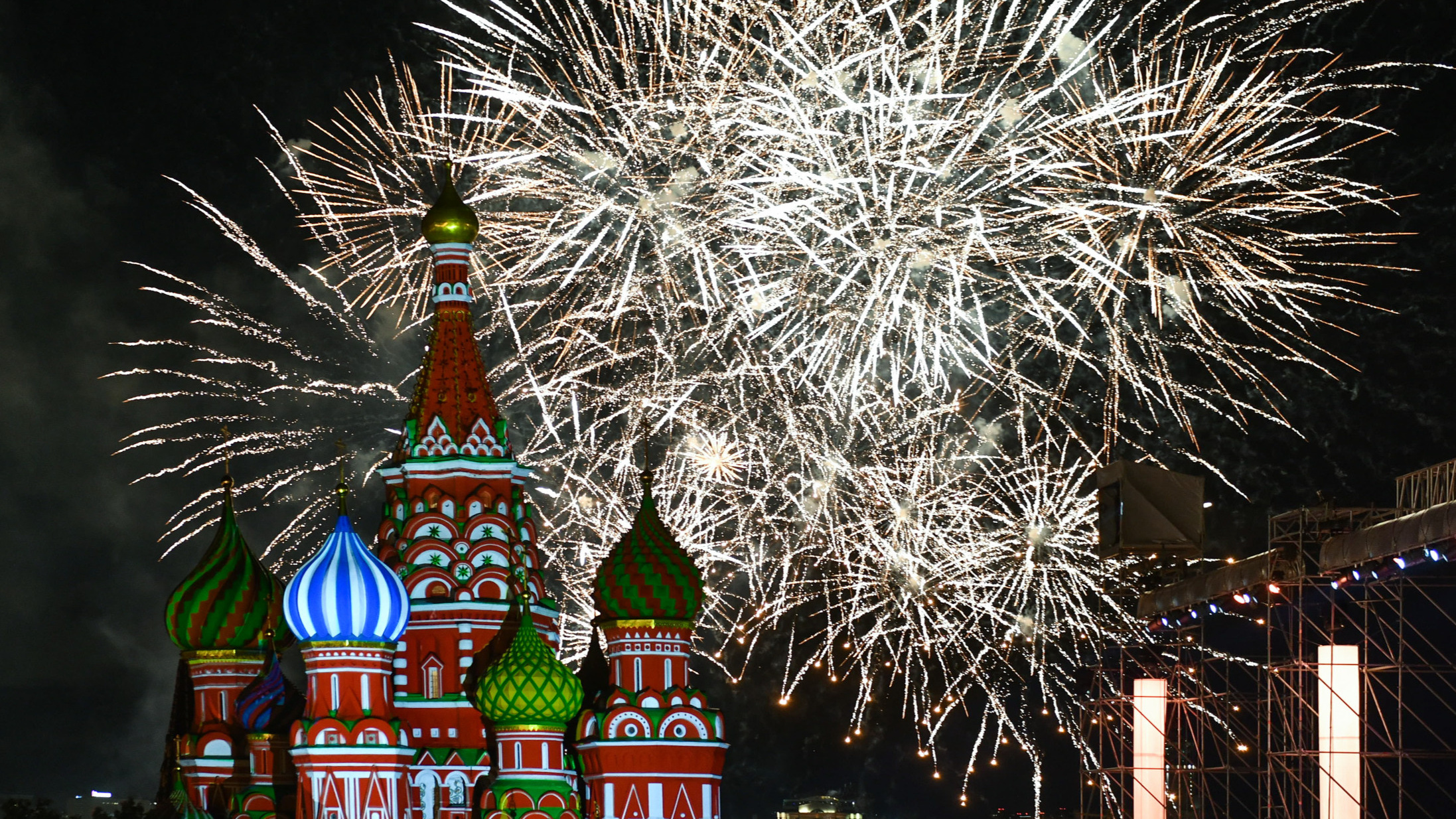 Пускать или не пускать салюты в Новый год? Почему москвичи всё чаще отказываются от фейерверков