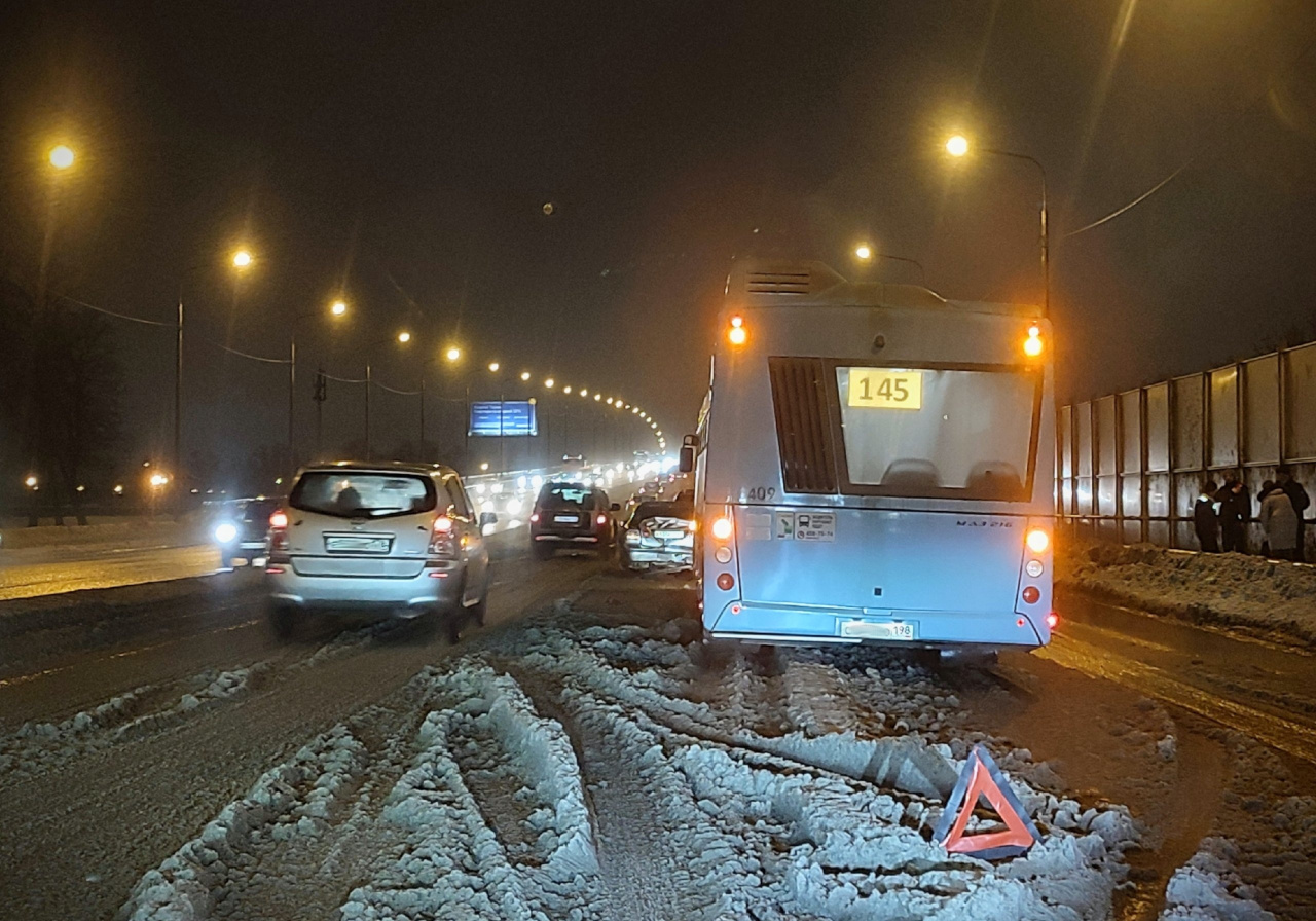 Фото и видео: Два ДТП с автобусами произошли на проспекте Маршала Жукова в  Петербурге за утро - 25 января 2024 - ФОНТАНКА.ру