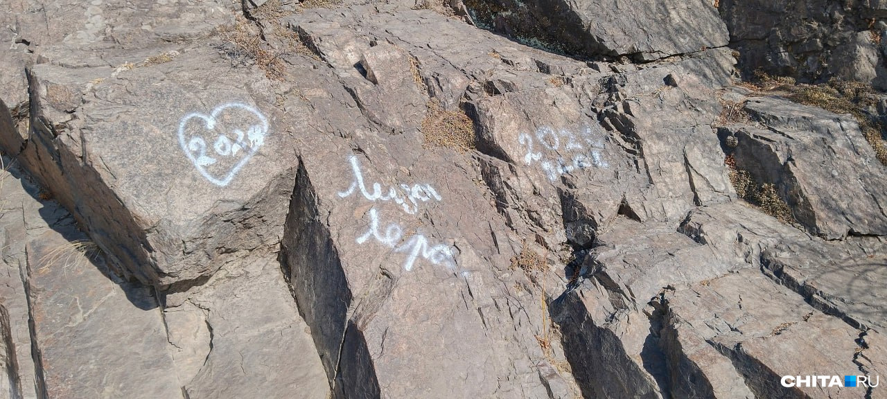 Вандалы разрисовали древние скалы на Сухотино в Чите