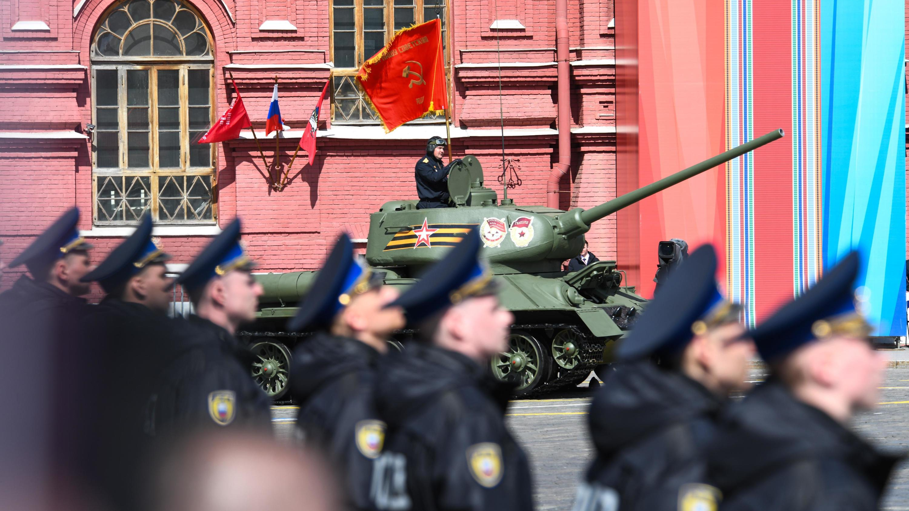 Будет ли салют на 9 Мая в Москве и как посмотреть парад на Красной площади? Собрали ответы в 5 карточках