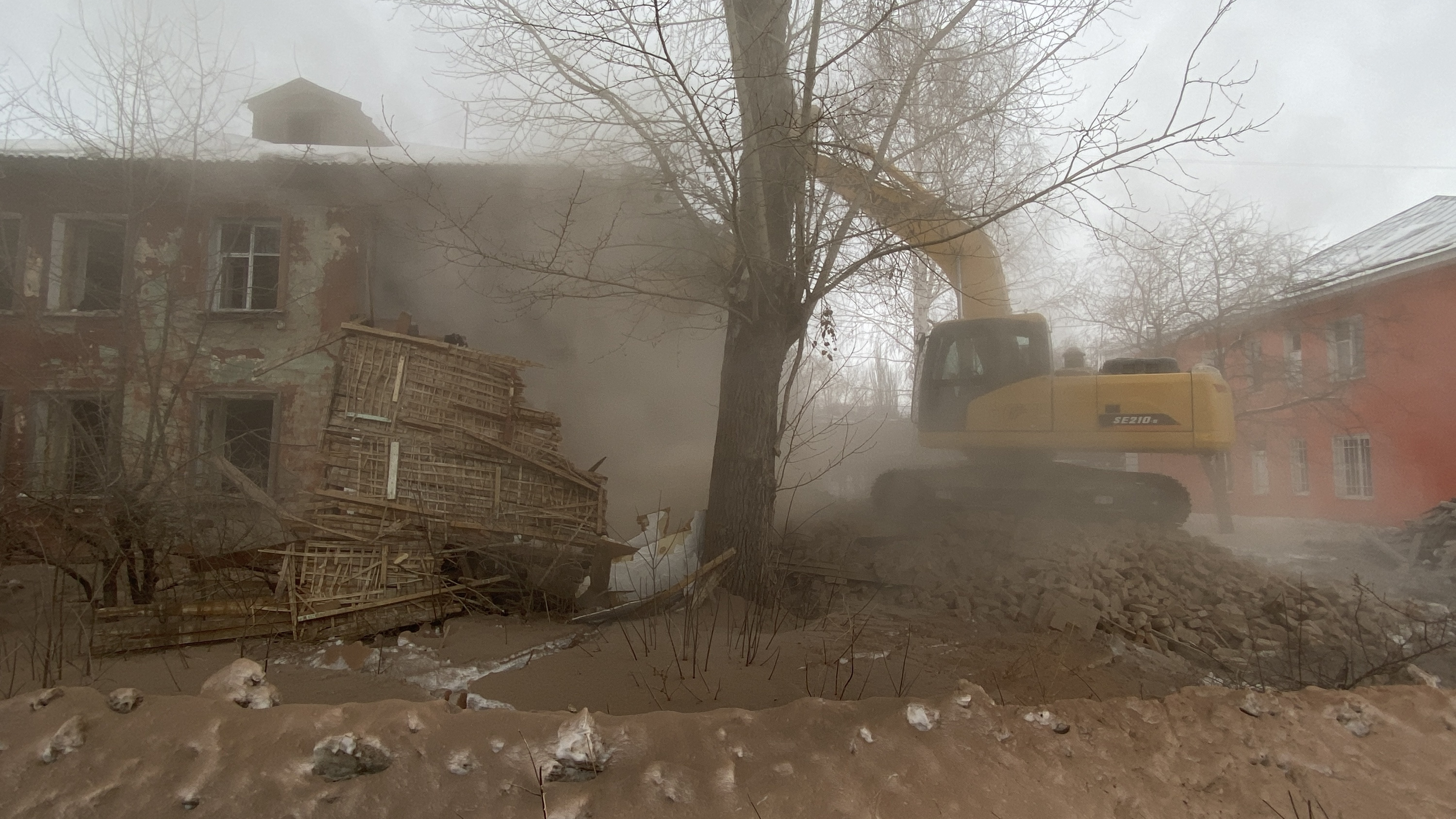Снос аварийного дома в Омске попал на видео