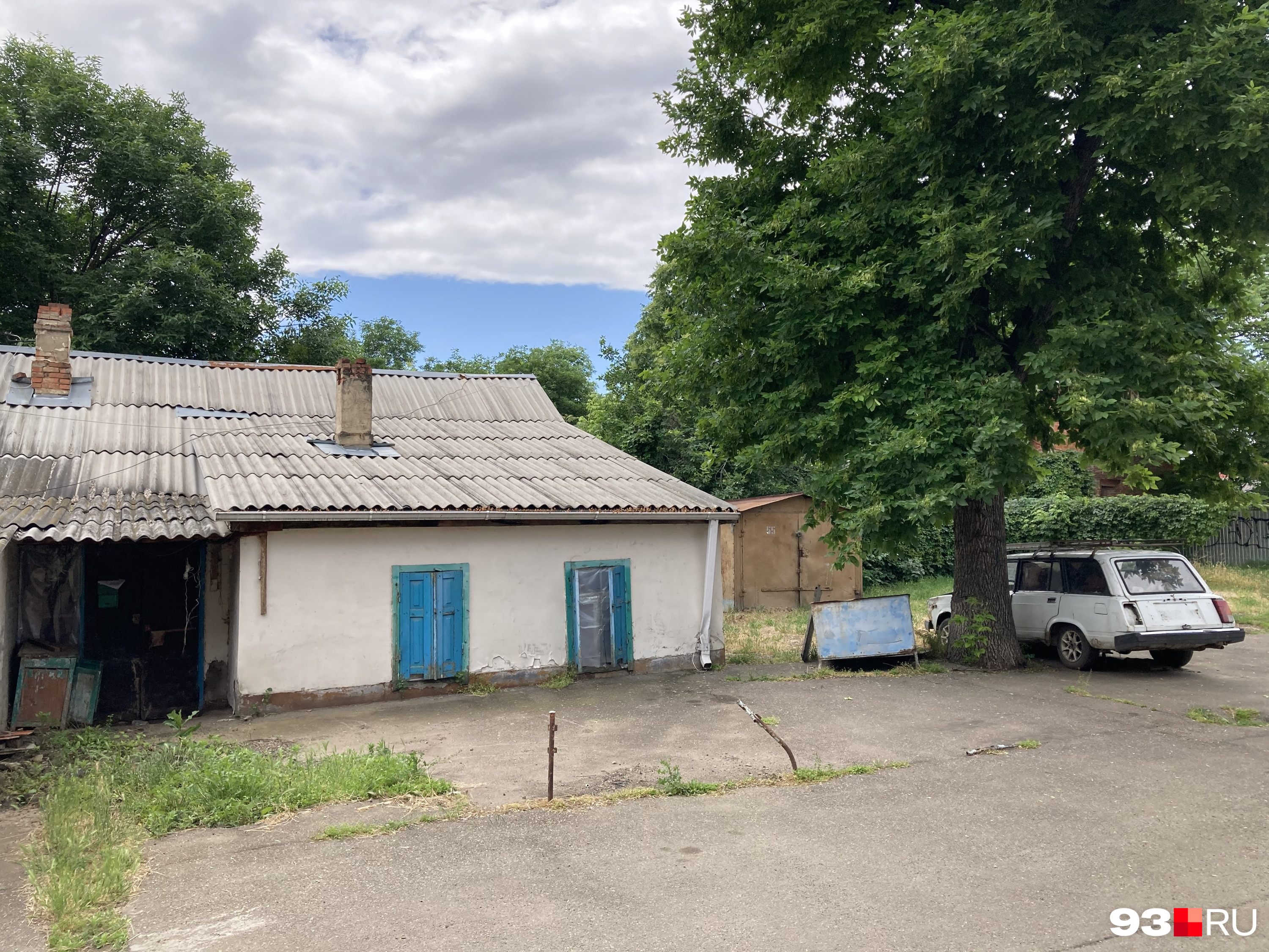 В качестве плюсов эксперты выделяют гараж и большой двор