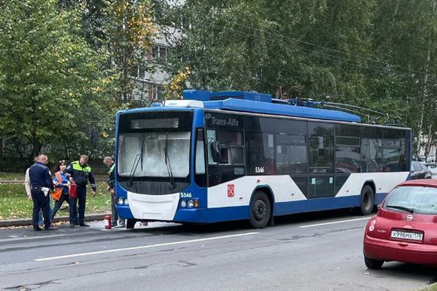 Троллейбус «дал прикурить» на севере Петербурга. Пассажирам пришлось искать другой транспорт