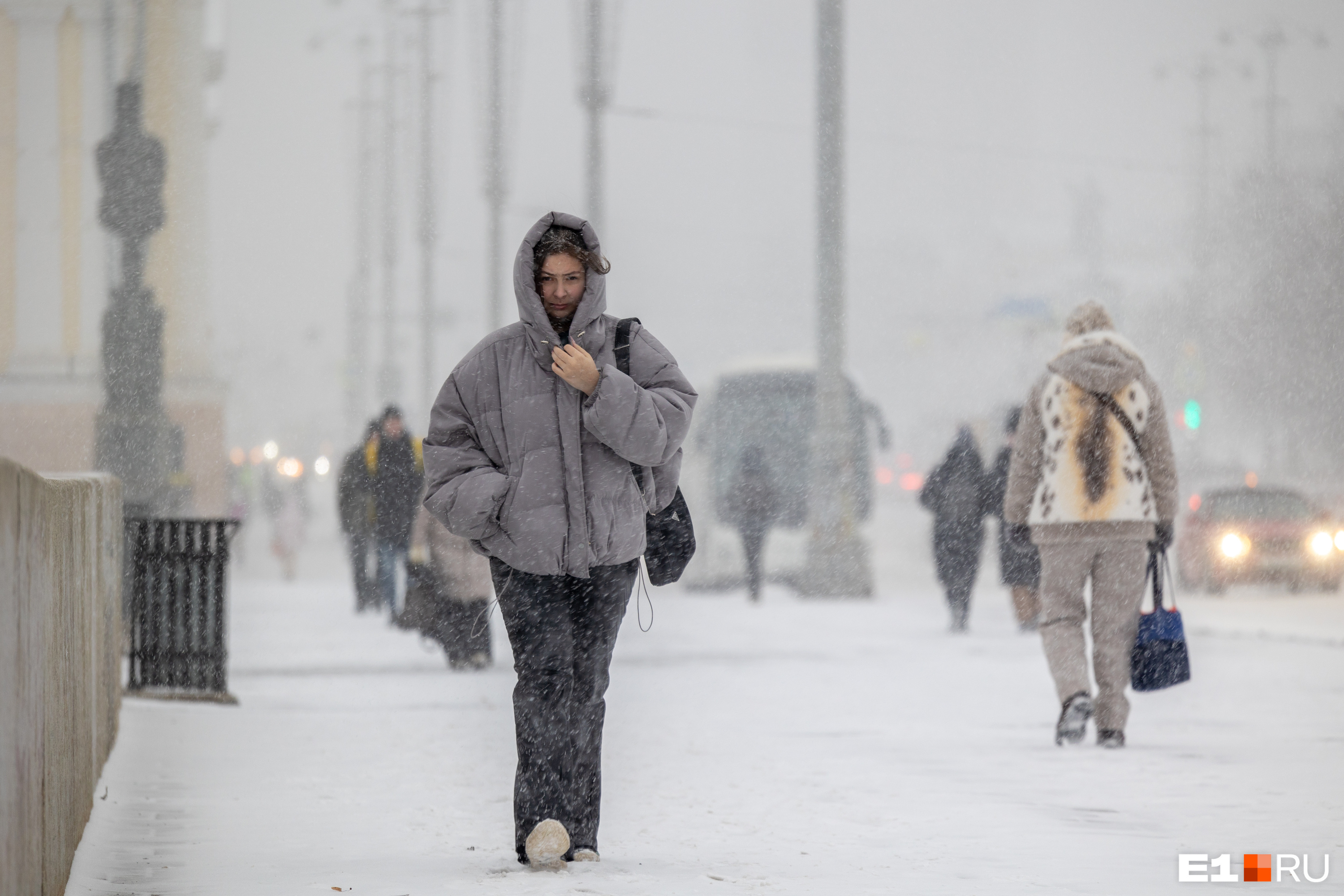 На Свердловскую область надвигается метель, дороги покроет гололед: экстренное предупреждение