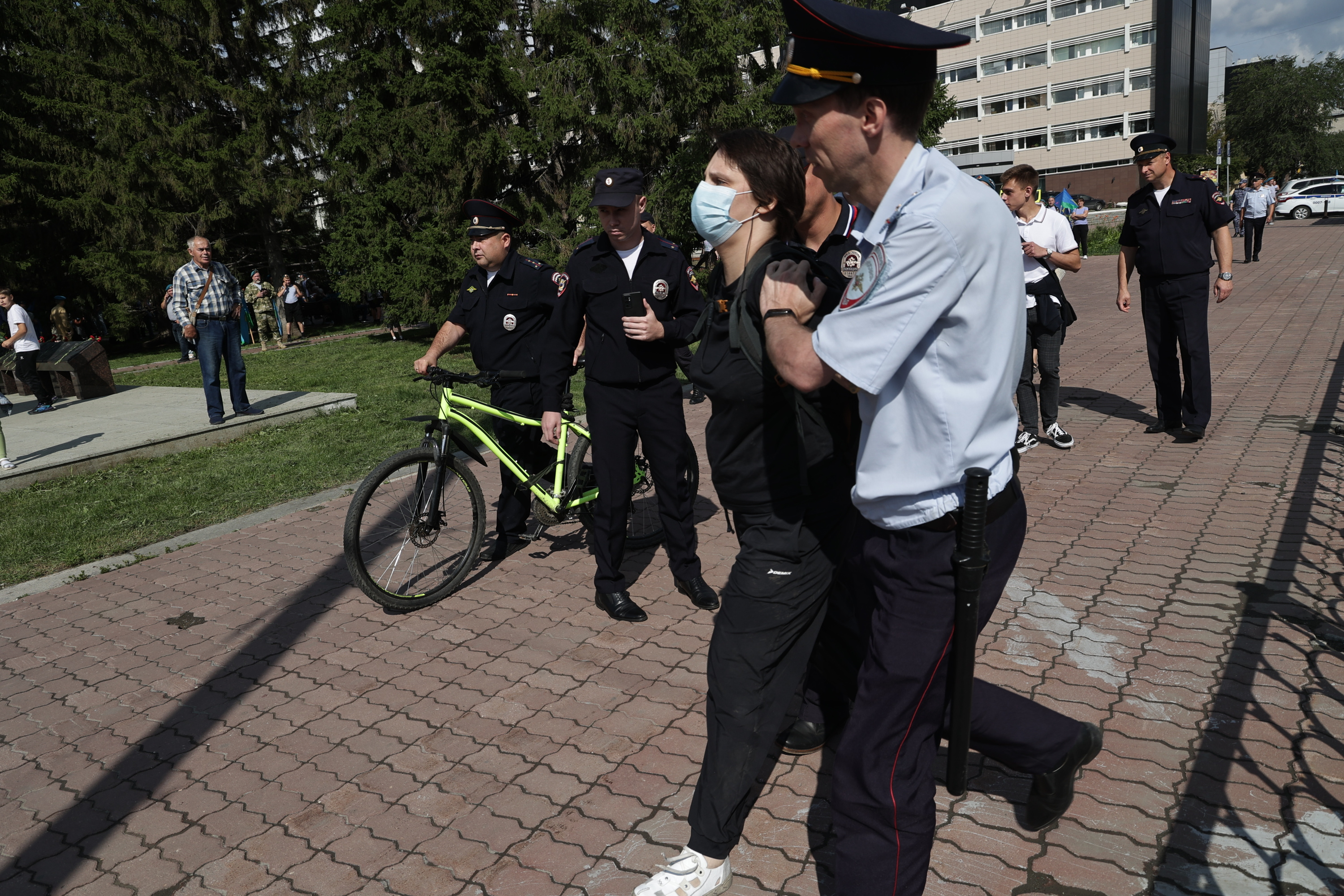 Во время митинга в честь Дня ВДВ в Екатеринбурге полиция задержала женщину на велосипеде