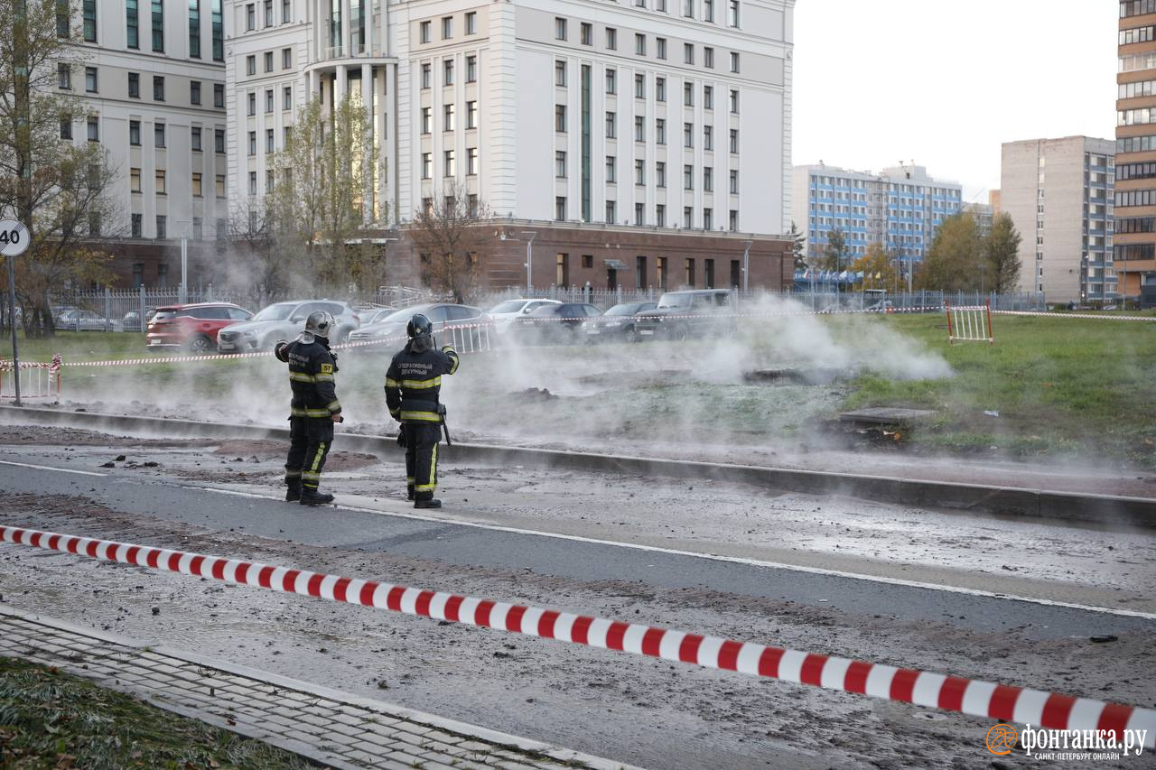 Ликвидация коммунальной аварии на Бассейной улице в Петербурге - 25 октября  2023 - ФОНТАНКА.ру