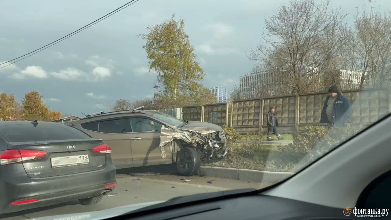 Видео ДТП с каршерингом на Митрофаньевском шоссе в Петербурге - 3 ноября  2023 - ФОНТАНКА.ру