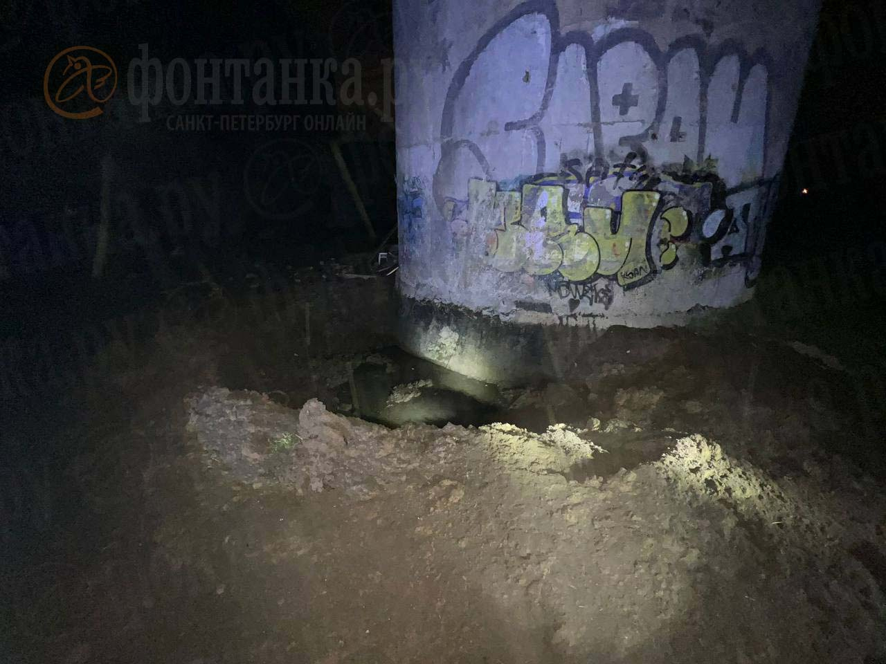Фото дня: показываем воронку, которую нашли на месте взрыва в заброшенной котельной в Павловске