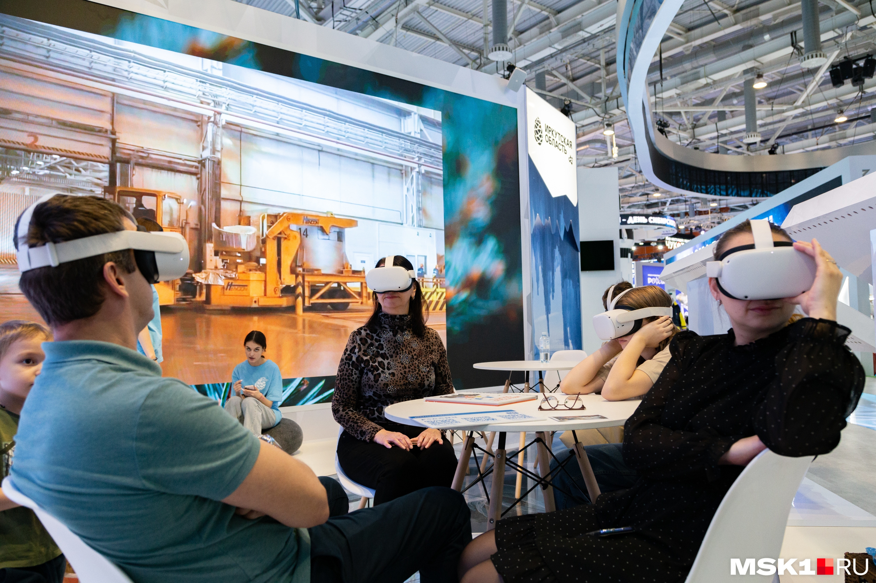 Робот-дворник, тренажеры для машинистов и 3D модели самолётов: на выставке «Россия» открылись новые экспозиции