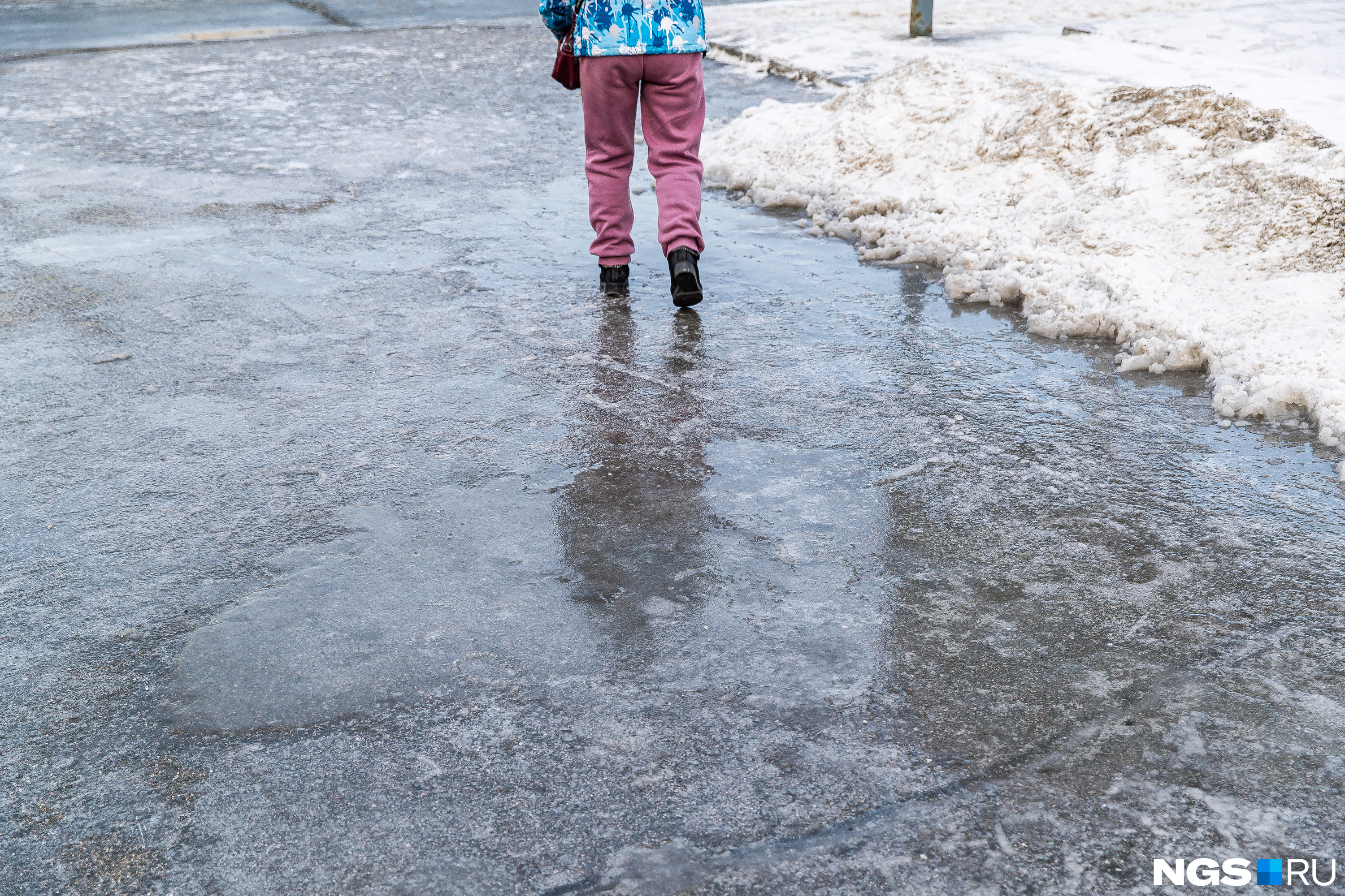 На тех участках, где тротуары всё-таки почистили, вчерашние лужи превратились в сплошную корку льда