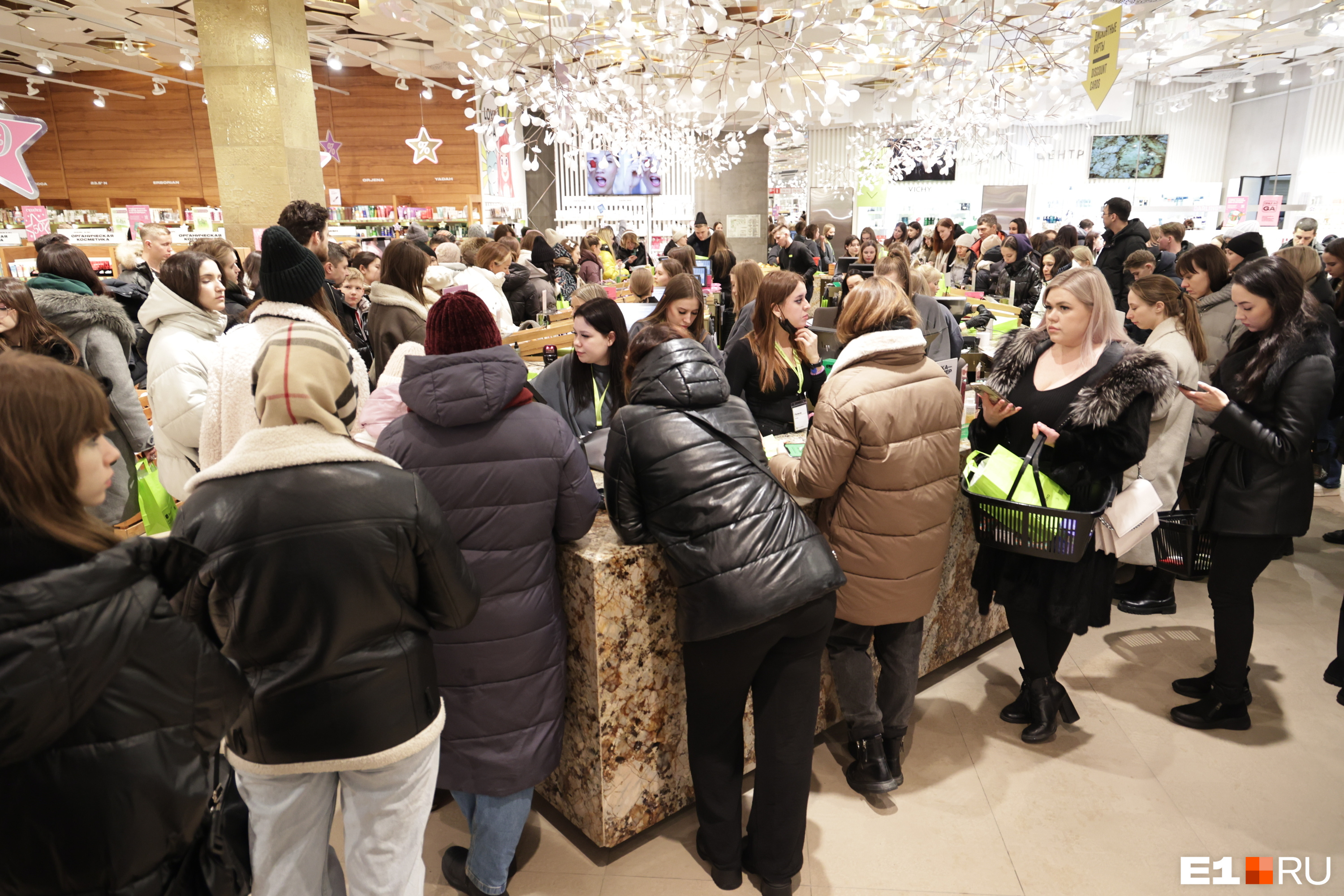 Екатеринбуржцы набросились на торговые центры: фоторепортаж из магазинов, до отказа забитых покупателями