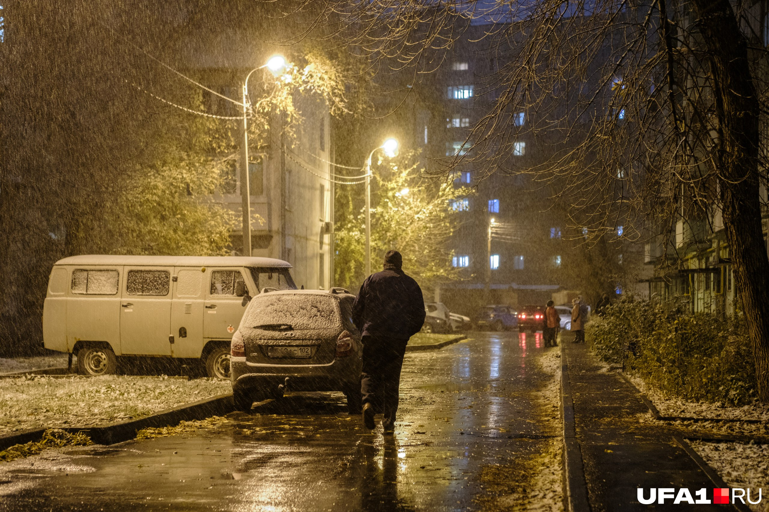 Пока непривычно смотрятся снег и зеленая трава