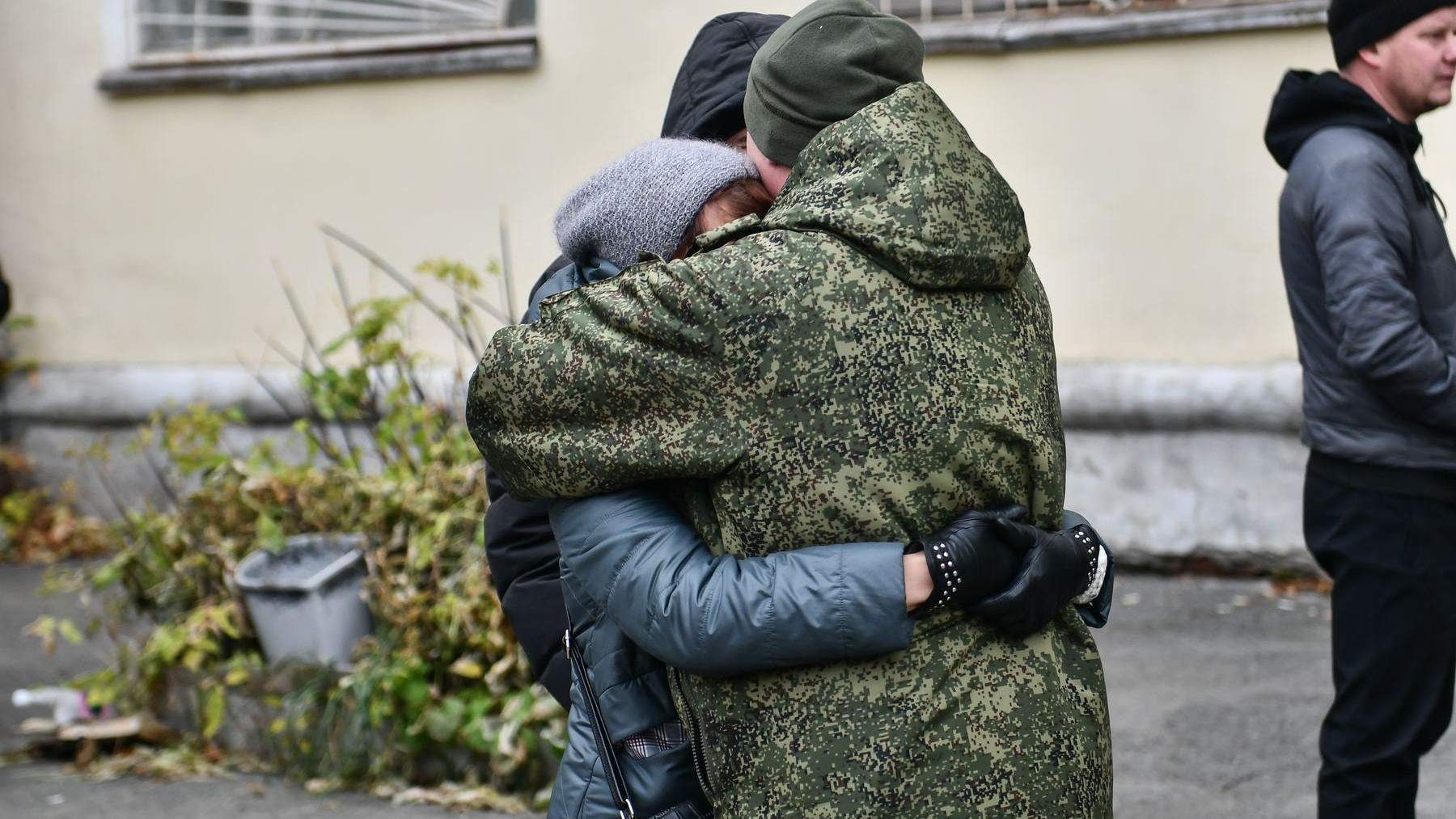 Трое югорчан вернулись домой из украинского плена