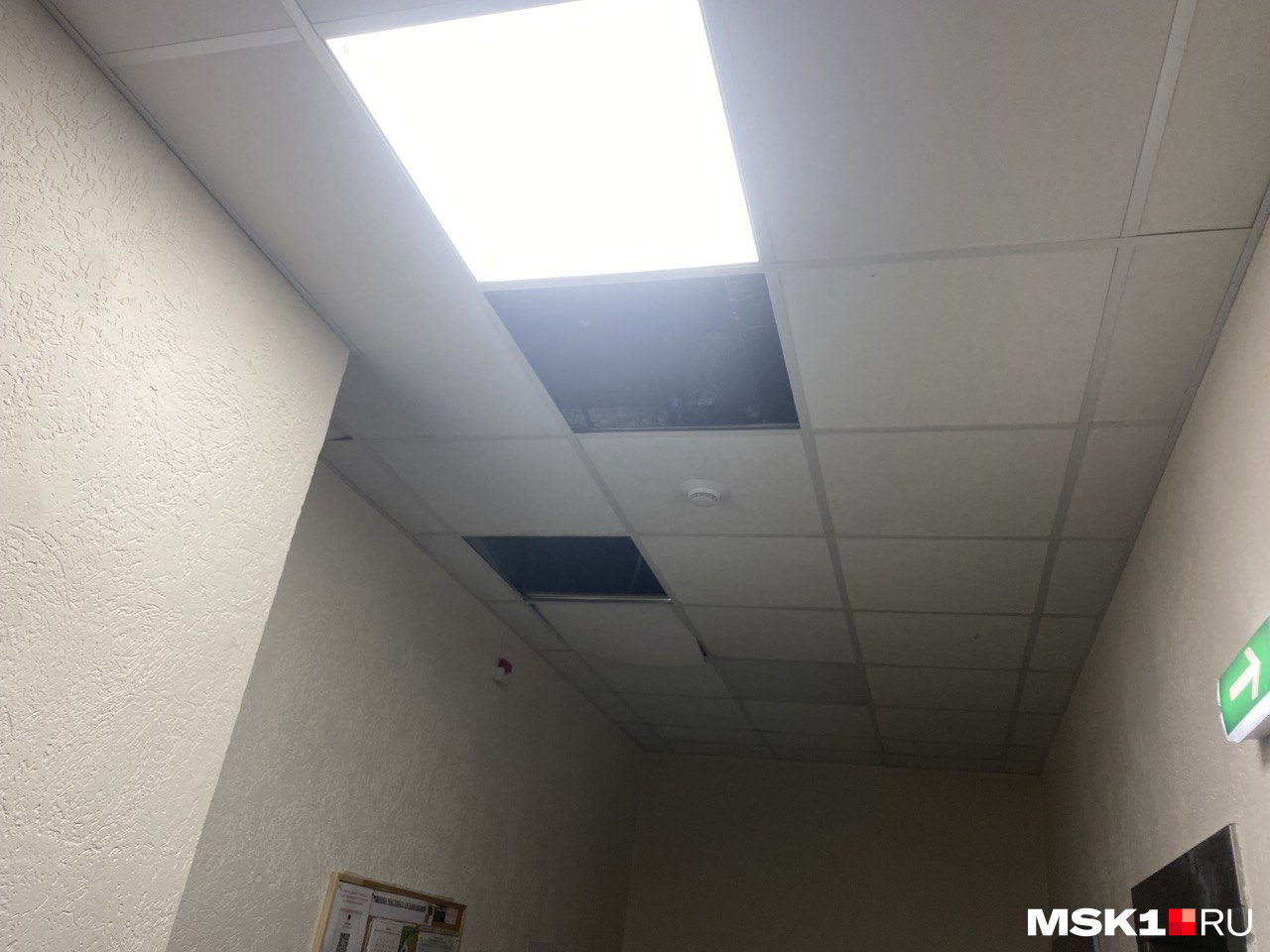 У лифтов уже отвалилось несколько плит У лифтов уже отвалилось несколько плит