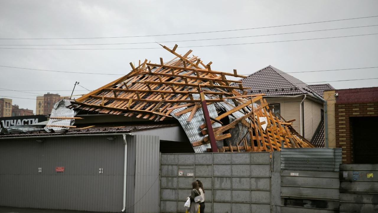 «Крыша взлетела и упала на мою СТО»: как ураганный ветер разрушил гараж в Новосибирске — фото и видео с места ЧП