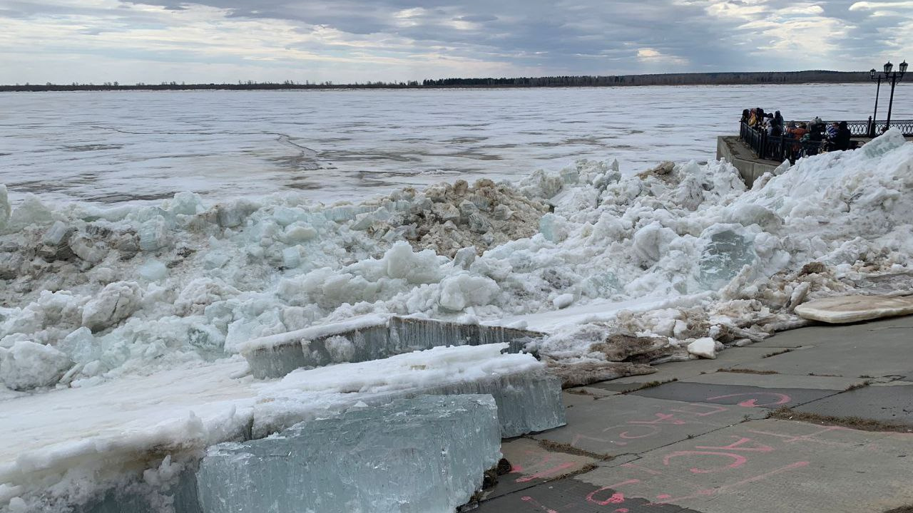 Глыбы льда сломали ограждение на набережной в Сургуте