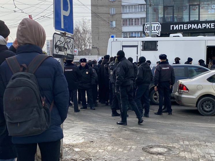 Группа полицейских у ТРЦ «Галерея Новосибирск»