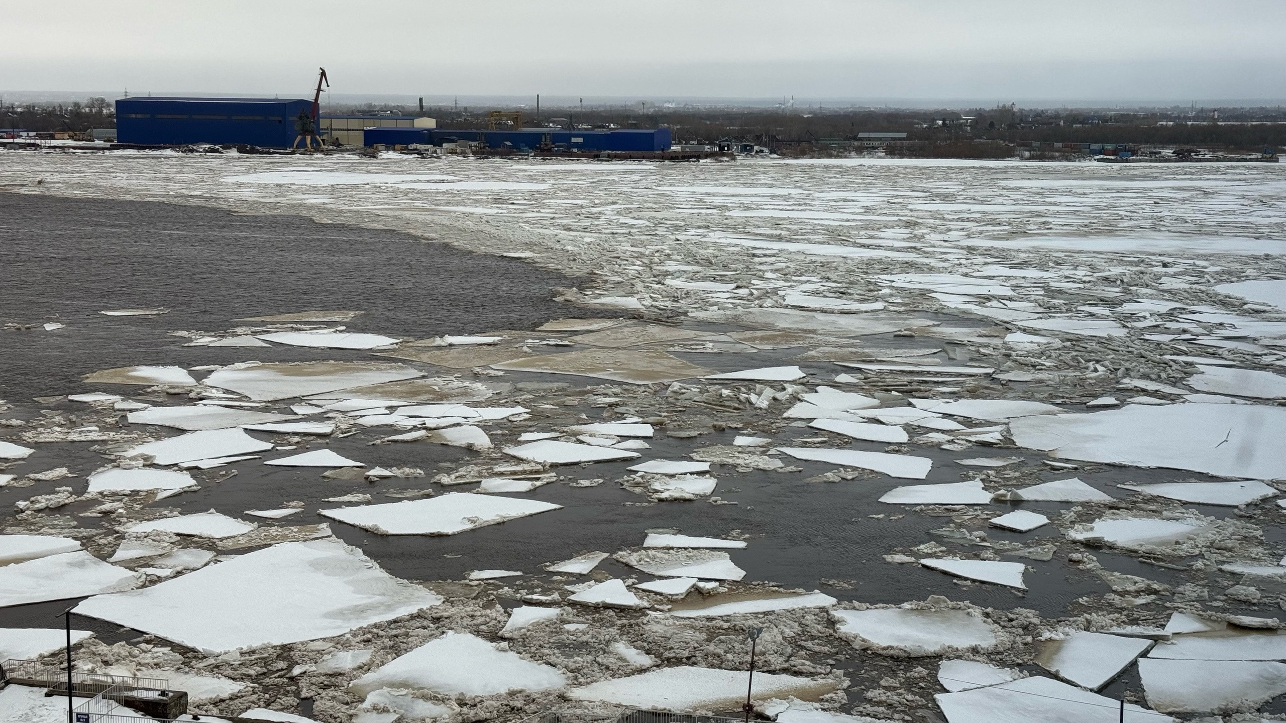 В Архангельске по реке плывут льдины: уже начался ледоход?